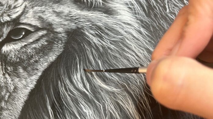 細い筆を使う画像